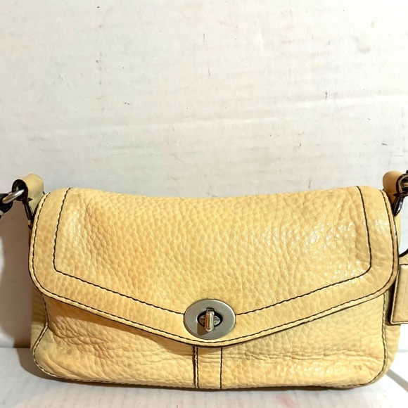 Coach vintage Elegant Cream Leather Crossbody Bag - Picture 4 of 9
